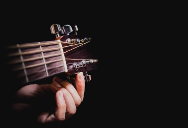 portre erkek müzisyen siyah izole ayarlama Akustik Gitar telleri eller