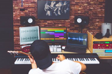 İki müzisyen müzik internet üzerinden farklı kıtada sıkışma. İnternet üzerinden müzik dersi öğrenme müzisyen. iletişim teknolojisi kavramı