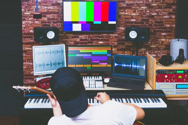 Rückseite Eines Männlichen Komponisten Der Digitalen Tonstudio Für Filmmusik Postproduktion — Stockfoto