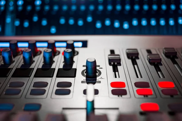 Mixeur Audio Numérique Dans Enregistrement Montage Studio Radiodiffusion Une Faible — Photo