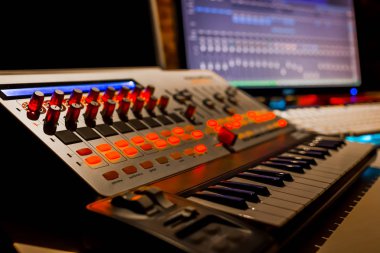 kayıt stüdyosu profesyonel MIDI klavye synthesizer
