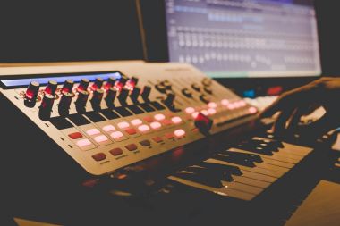 müzik yapımcısı oyun MIDI klavye synthesizer kayıt stüdyosu, alan sığ bölümü içinde eller. topuzu odaklanmak