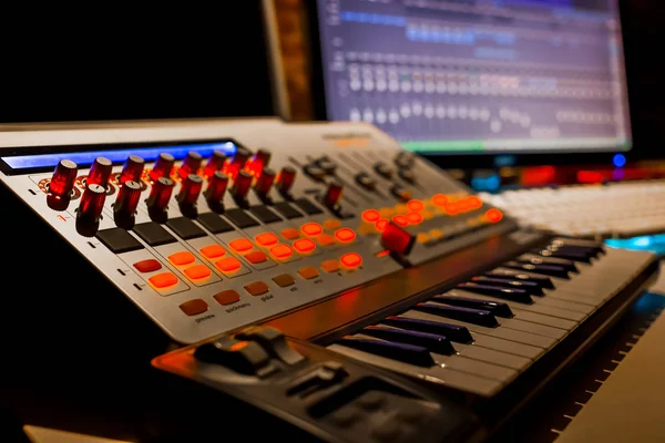 Professionele Midisynthesizer Van Het Toetsenbord Opnamestudio — Stockfoto