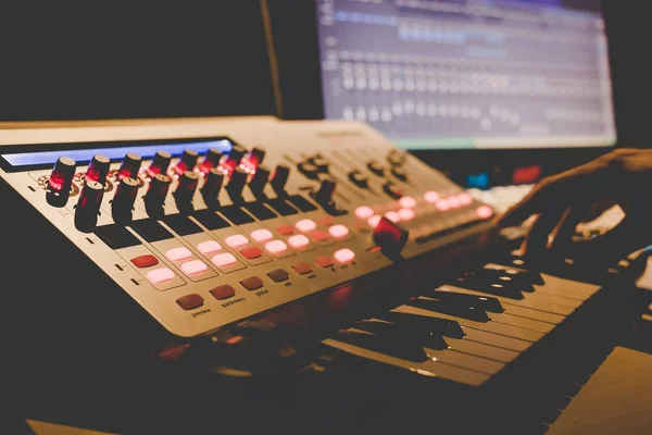 Music Producer Hands Playing Midi Keyboard Synthesizer Recording Studio Shallow — Stock Photo, Image