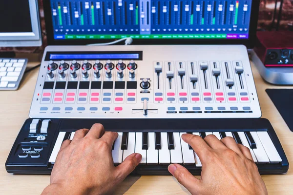 Мужские Руки Музыканта Играют Миди Синтезаторе Студии Звукозаписи — стоковое фото