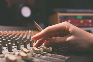 ses karıştırıcı kayıt, yayın, müzik üretim arka plan için çalışan erkek ses mühendisi eller