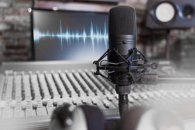 Stüdyo arka plan kayıt üzerinde Kondenser mikrofon. müzik, şarkı, kavram kayıt