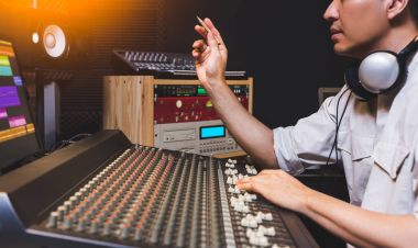 Ses Karıştırıcısı kayıt stüdyosu'nda çalışan Asyalı erkek müzik yapımcısı