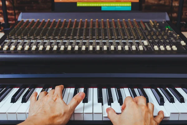 Manliga Musiker Händer Spela Piano Inspelningsstudio — Stockfoto