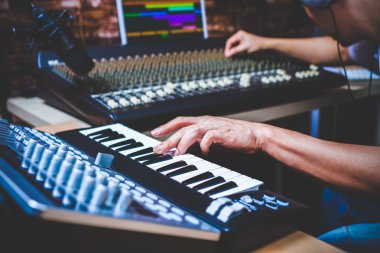 kayıt stüdyosu, eller odaklanmak MIDI klavye synthesizer oynayan erkek müzisyen