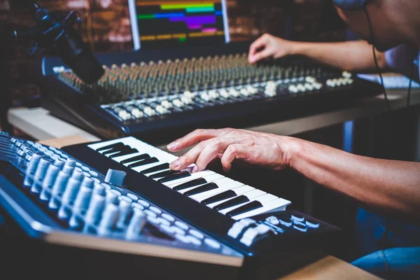 Manliga Musiker Spelar Midi Klaviatur Synthesizer Inspelningsstudio Fokus Händer — Stockfoto