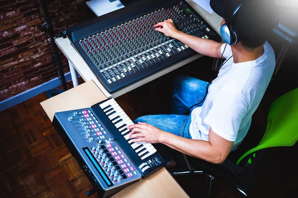 男音乐家在录音室演奏 Midi 键盘合成器 — 图库照片
