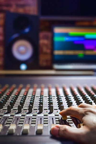 Ingeniero Sonido Manos Trabajando Consola Mezcla Audio Grabación Estudio Radiodifusión — Foto de Stock