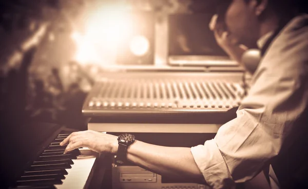 Masculino Músico Tocando Sintetizador Teclado Midi Discoteca Concierto Centrarse Las — Foto de Stock