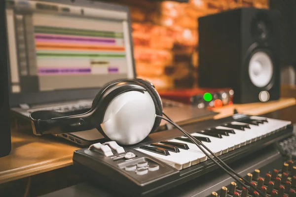 Música Computadora Equipo Estudio Casa Auriculares Sintetizador Teclado Midi Con —  Fotos de Stock