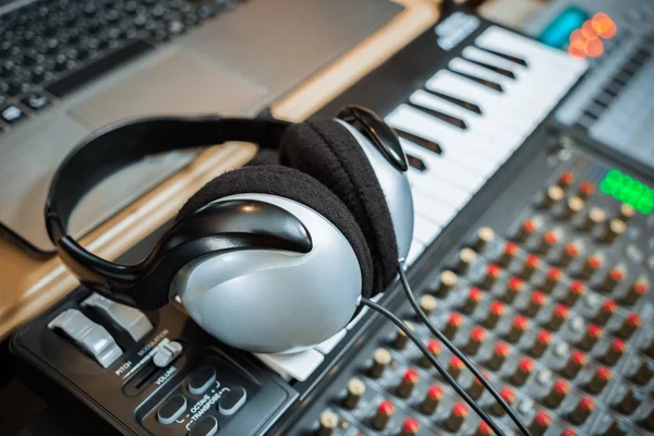 Música Computador Equipamento Estúdio Doméstico Fone Ouvido Sintetizador Teclado Midi — Fotografia de Stock