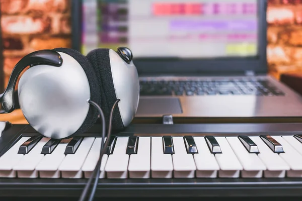 Fejhallgató Midi Billentyűzet Számítógépes Zene Felvétel Otthoni Stúdió Koncepció — Stock Fotó