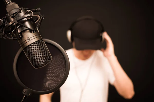 Asian Male Singer Listening Backing Track Singing Song Recording Studio — Stock Photo, Image