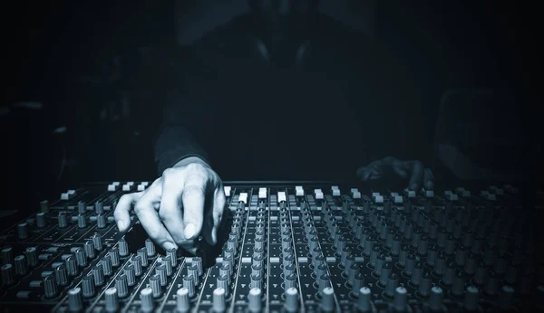 男性音响工程师手在录音调音台工作在录音室 — 图库照片