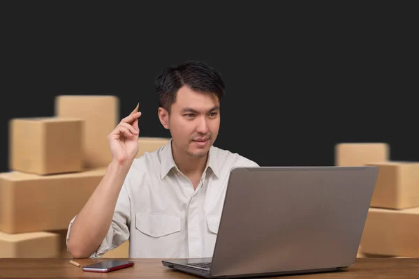 Retrato Asiático Feliz Bonito Homem Sorrindo Enquanto Trabalhava Negócios Online — Fotografia de Stock