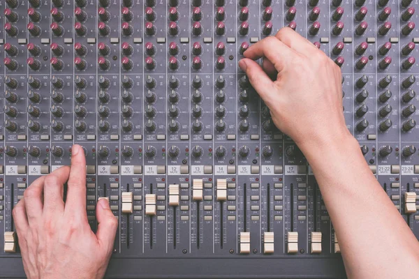 男性音响工程师手在音频混合控制台工作 — 图库照片