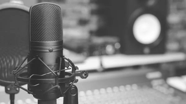 Microphone Condensateur Noir Blanc Sur Fond Table Mixage Audio Moniteur — Photo