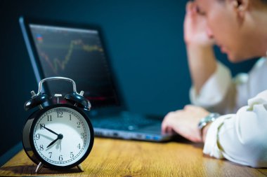 Yorgun ve baş ağrısı Asya iş adamı işe fazla mesai