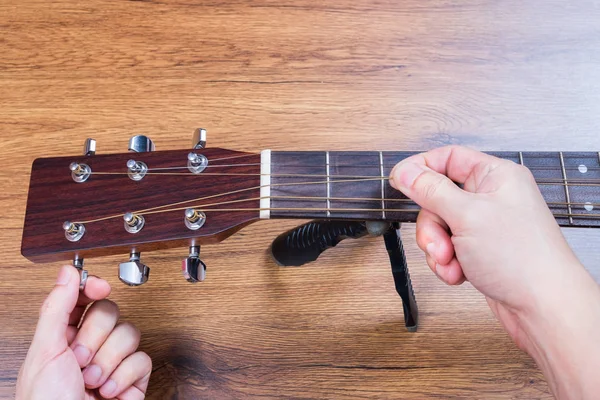 Installation Cordes Guitare Acoustique Dans Atelier Réparation Luthier Fixation Concept — Photo