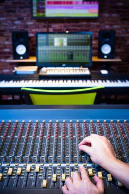 ses kayıt stüdyosu konsol karıştırma üzerinde ses mühendisi eller