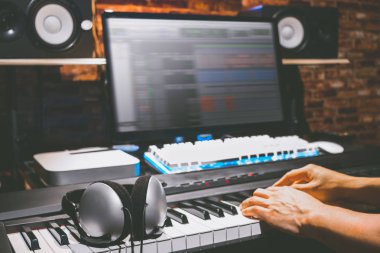 ev stüdyosu MIDI piyanoda kulaklık