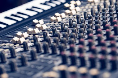 profesyonel kayıt Stüdyo Ekipmanları, konsol ve MIDI klavye synthesizer karıştırma ses