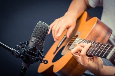 kondansatör mikrofon müzik stüdyosunda akustik gitar ses kaydı