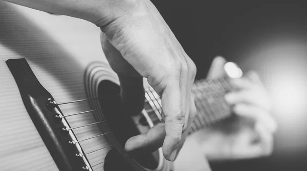 Músico Masculino Tocando Guitarra Acústica Preto Branco — Fotografia de Stock