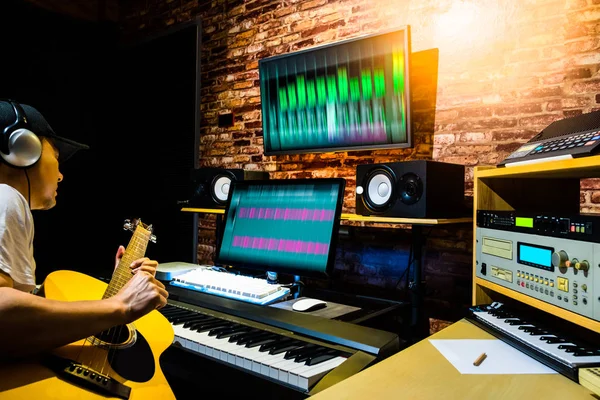 Asiatiska Manliga Musiker Spela Akustisk Gitarr Spår Digital Professionell Ljudutrustning — Stockfoto