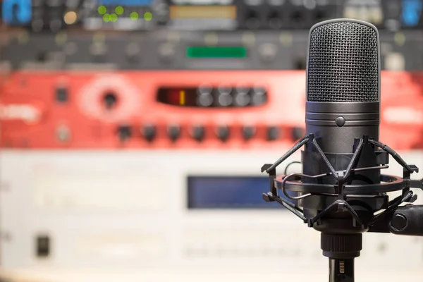 Kondensatormikrofon Auf Professionellem Audio Equipment Hintergrund — Stockfoto