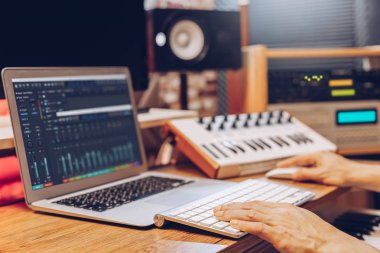 Erkek besteci, yapımcı, aranjör, şarkı yazarı, müzisyen elleri ev stüdyosundaki bilgisayarda müzik düzenliyor. müzik üretim konsepti