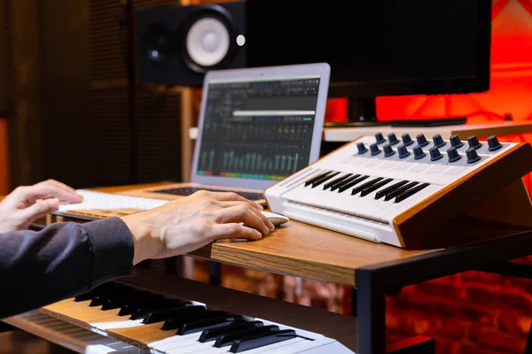 男性作曲家プロデューサーアレンジャーソングライター音楽家の手が自宅のスタジオでコンピュータ上で音楽を配置します音楽制作のコンセプト — ストック写真