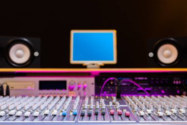 Ses karıştırma konsolu, monitör ve profesyonel ekipman kayıt stüdyosunda. müzik üretimi, post prodüksiyon kavramı