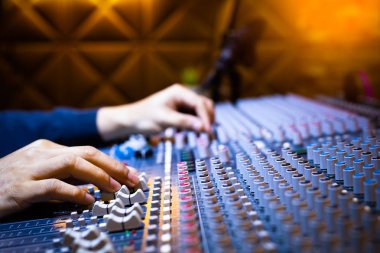 Müzik yapımcısı, ses mühendisi elleri kayıt stüdyosunda ses karıştırma konsolu üzerinde çalışıyor. müzik üretimi, post prodüksiyon, yayın kavramı