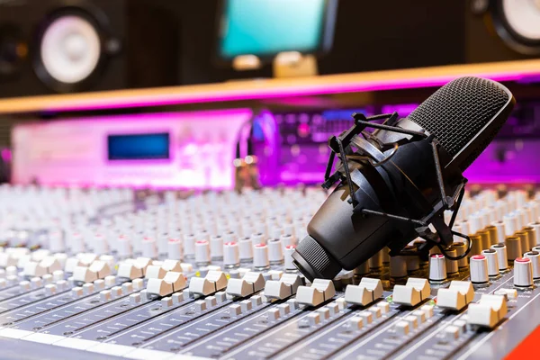 Kayıt Stüdyosundaki Ses Karıştırma Konsolunda Yoğunlaştırıcı Mikrofon — Stok fotoğraf