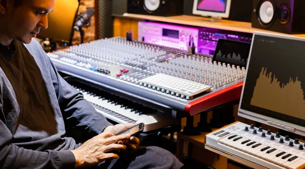 Asian Male Artist Songwriter Sound Engineer Enjoy Listening Music Surfing — ストック写真