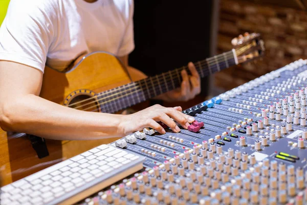 Musicien Masculin Enregistrant Une Piste Guitare Acoustique Studio Sonore Photo De Stock