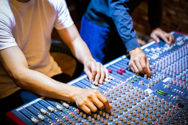 广播演播室音频混音控制台上的音响工程师和制作者混音 — 图库照片