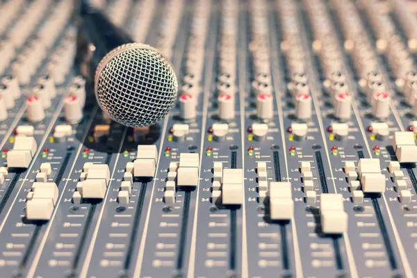 Dynamic Microphone Audio Mixing Console Broadcasting Recording Concept — Stock Photo, Image