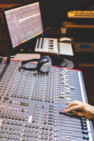 Productor Masculino Manos Ingeniero Sonido Que Trabajan Consola Mezcla Audio — Foto de Stock