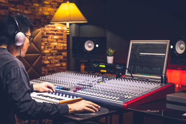 Asian Male Professional Music Producer Arranging Mixing Song Home Recording — Stock Photo, Image