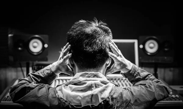 Espalda Asiático Productor Música Masculina Sienten Decepcionados Por Mal Sonido —  Fotos de Stock
