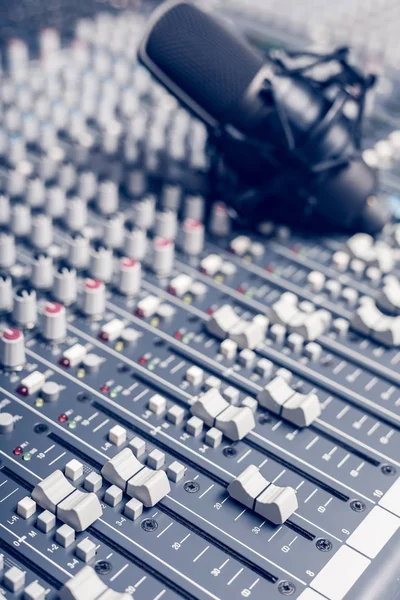 Microfono Condensatore Console Miscelazione Audio Concentrati Sul Fader Sottofondo Musicale — Foto Stock