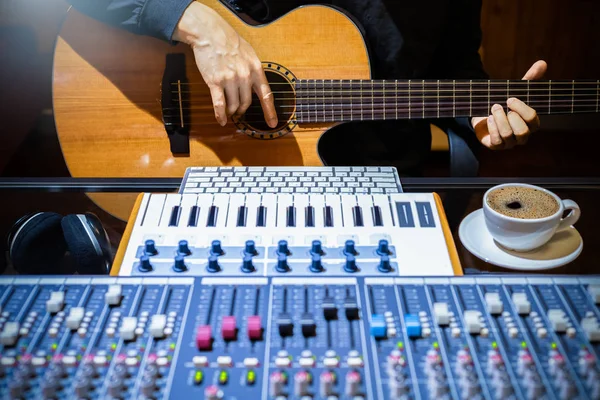 Músico Masculino Tocando Guitarra Acústica Para Gravação Faixa Guitarra Computador — Fotografia de Stock