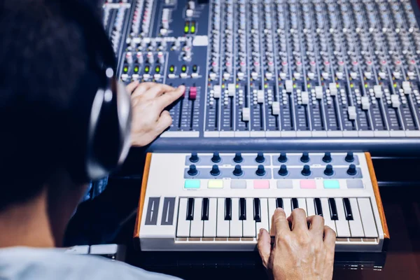 Back Asian Male Musician Produtor Making Song Midi Keyboard Mixing — Fotografia de Stock